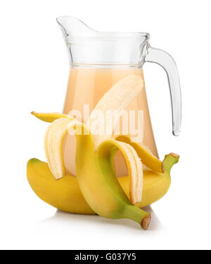 Brocca piena di succo di banana e frutta isolato su bianco Foto Stock