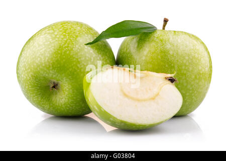 Mature mela verde con fette isolato su bianco Foto Stock