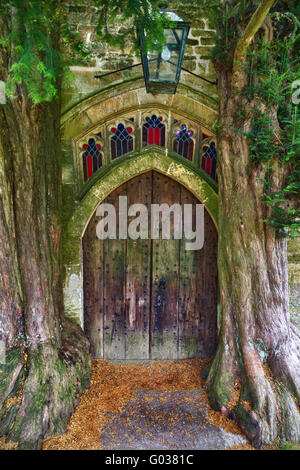 Porta di legno di St Edwards chiesa con due antiche Foto Stock