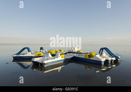 Pedalò con scivoli in acqua Foto Stock