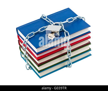 Libri in catene lucchetto chiuso isolato su sfondo bianco. Foto Stock