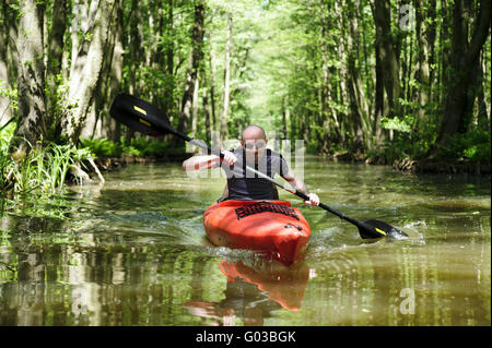 Giovane uomo in rosso in barca a remi in Spree avanti Foto Stock