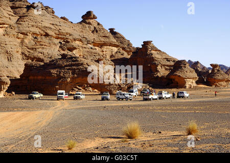 Veicolo fuoristrada su un terreno di parcheggio nel deserto Foto Stock