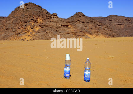 Bottiglie di acqua minerale nel deserto Foto Stock