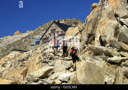 Escursionista avvicinando la Cabane du Trient, Vallese Foto Stock