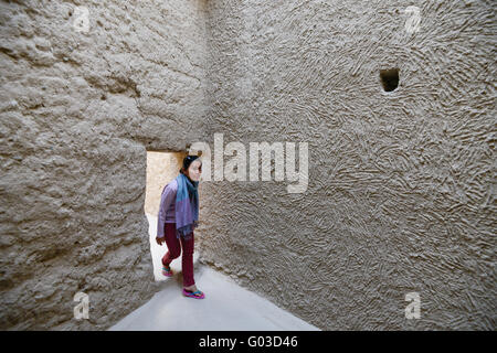 Donna esplorare Bahla Fort, Oman. Foto Stock