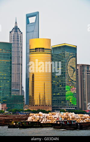 Shanghai Pudong Area con vaso pieno di rifiuti nel fiume Foto Stock