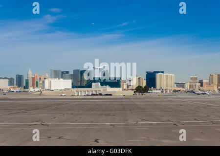 Jet aeromobili in fase di decollo dall'Aeroporto Internazionale di McCarran con casinò di Las Vegas in background. Las Vegas, Nevada Foto Stock