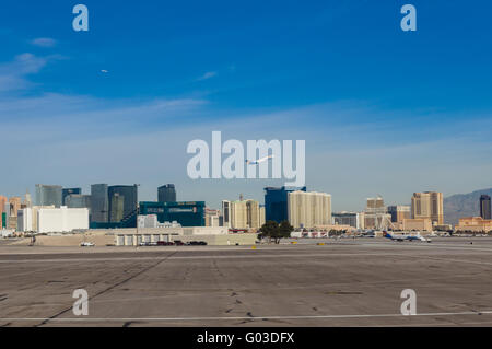 Jet aeromobili in fase di decollo dall'Aeroporto Internazionale di McCarran con casinò di Las Vegas in background. Las Vegas, Nevada Foto Stock