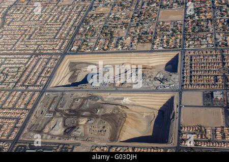 Vista aerea di pozzi Costruzione di carico della molla del Monte Fossa di ghiaia. Las Vegas, Nevada Foto Stock