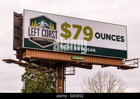 Segno per La Cannabis rivenditore in Portland Oregon. Le vendite di marijuana è diventata legale in Oregon nel 2015 Foto Stock