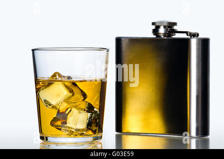 Fiaschetta di Whisky e sulle rocce Foto Stock