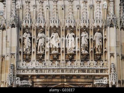 Famoso ingresso della cattedrale di Gloucester con sculture Foto Stock