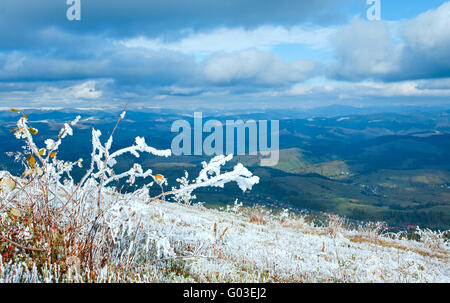 Prima neve invernale in autunno altopiano di montagna Foto Stock
