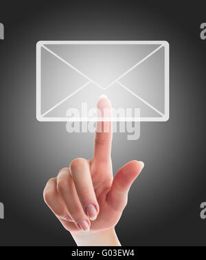Femmina di pressatura a mano e-mail segno su una interfaccia touch screen sul nero e sfondo grigio Foto Stock