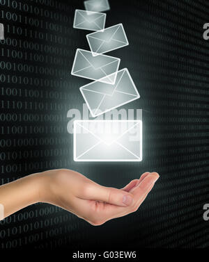 Femmina lato azienda o ricevere messaggi di posta elettronica segno su una interfaccia touch screen sul nero e sfondo grigio Foto Stock