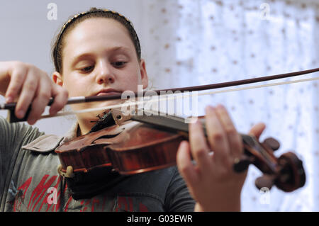 Carino bambina imparare la lezione viola Foto Stock