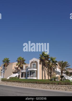 Splendido hotel villa con palme in Grecia (vista mare) Foto Stock