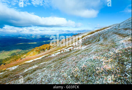 Prima neve invernale e autunno foglie colorate sulla montagna Foto Stock