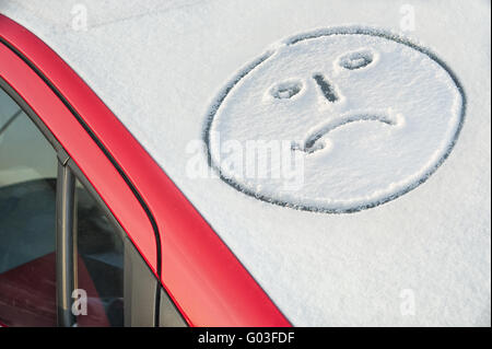 In lacrime sul parabrezza nevoso di un automobile Foto Stock