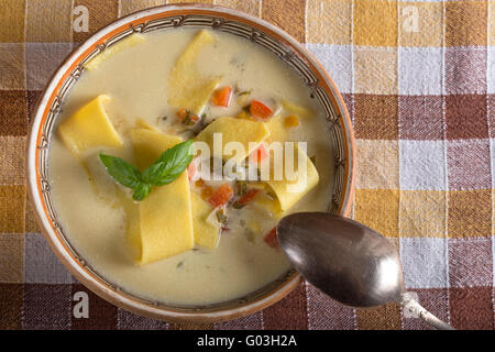 Zuppa di verdure e tagliatelle in ciotola rustico Foto Stock