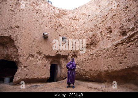 Berber donna nella sua grotta abitazione, Ghariyan, Libia Foto Stock