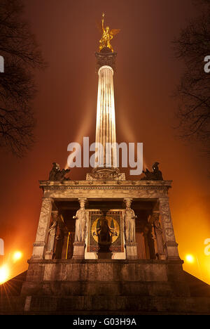 Angelo della Pace Monaco di Baviera nella nebbia Foto Stock