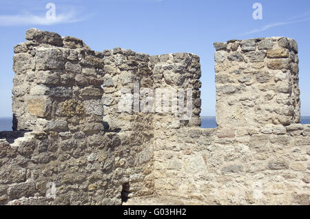 Merli di una fortezza vecchia torre in una giornata di sole Foto Stock