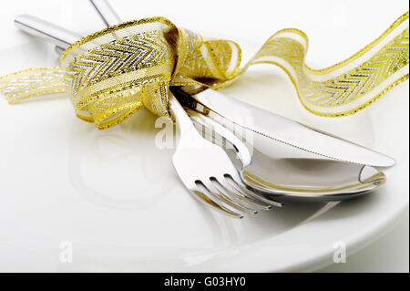 Cucchiaio e forchetta e coltello legato su nastro celebrativo Foto Stock