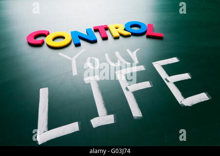 Controllare la vostra vita, concettuale parole sulla lavagna. Foto Stock