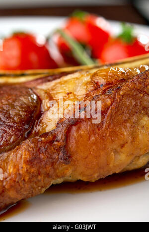 Macro di grigliate di carne di nervature sulla piastra bianca con tom Foto Stock