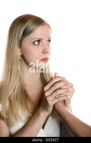 La ragazza tiene le due mani una mano d'uomo su bianco Foto Stock