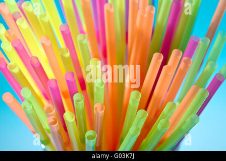 Multicolor cannucce flessibili nel vetro closeup Foto Stock