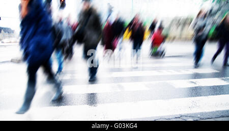 Attraversamento pedonale rush. Persone in movimento motion Foto Stock