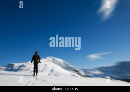 Sport invernali - arrampicata in montagna. Il movimento sfocato Foto Stock