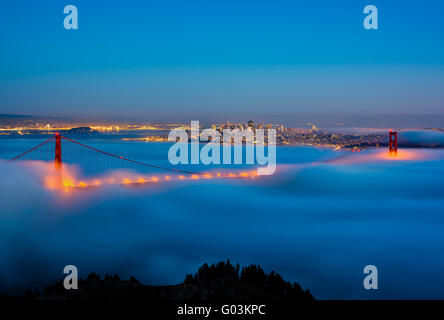 San Francisco e il Golden Gate Bridge in una notte di nebbia Foto Stock