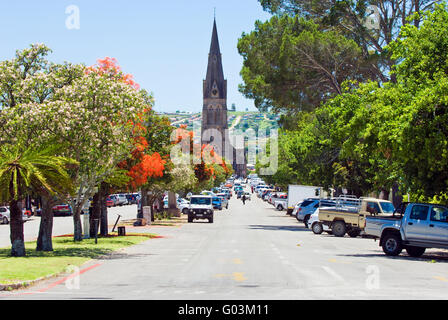 Cattedrale di San Michele e San Giorgio in piazza della chiesa guardando giù High Street, Grahamstown, Sud Africa Foto Stock