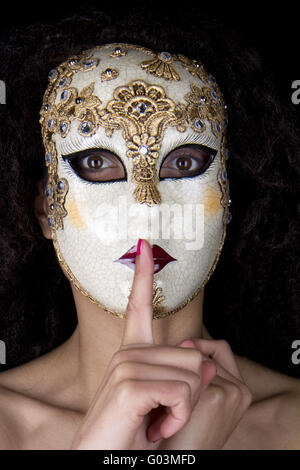 Donna che indossa una maschera bianca Foto stock - Alamy