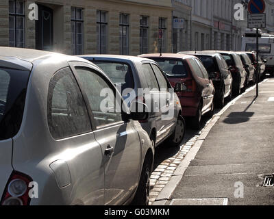 Parcheggio auto in piedi in una linea Foto Stock