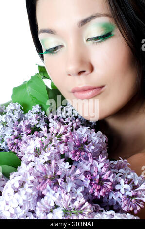 Bella Donna con fiori di primavera di un lilla. Cura della Pelle Foto Stock