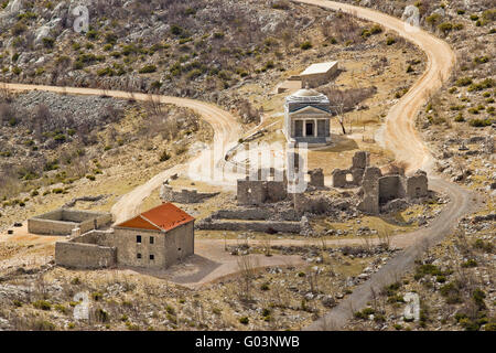 Chiesa di pietra di st. Franjo sulla montagna di Velebit Foto Stock