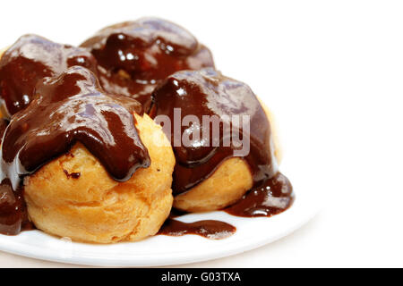 Profiterole fresco con salsa di cioccolato calda. Foto Stock