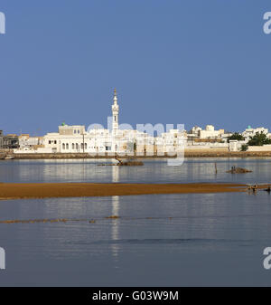 Alla laguna blu della città portuale Sur, Oman Foto Stock