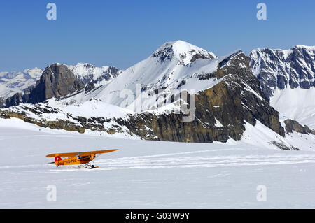 Prendere-di di un Piper PA-18 Super Cub nelle Alpi Foto Stock