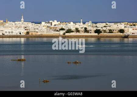 Barche a motore sulla laguna blu della città portuale Sur Foto Stock