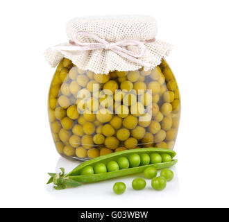 Vasetto di pisello verde con cialde fresche isolato su bianco Foto Stock