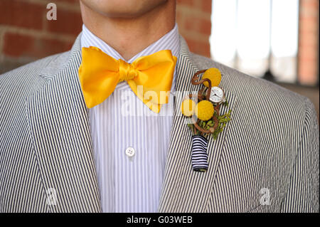 Seersucker Suit con cravatta a farfalla giallo e boutonniere Foto Stock