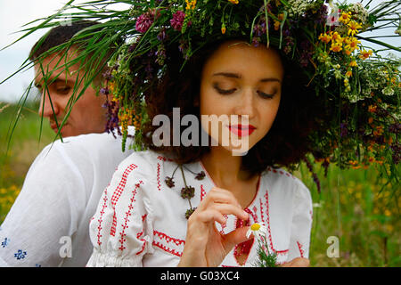 Coppia di un uomo e di una donna. Divinazione da daisy. outdoor shot Foto Stock