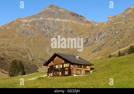 Chalet su un alm al di sotto del picco Schilthorn Foto Stock