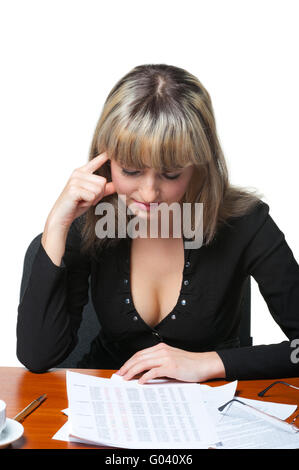 La donna d'affari studi la relazione finanziaria Foto Stock